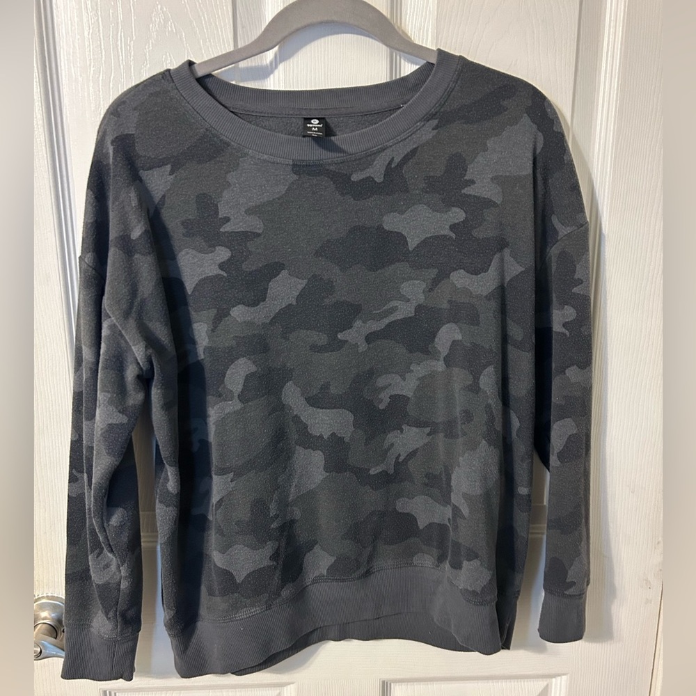 Women’s black camo crew